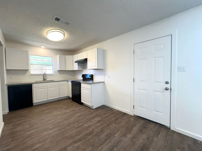 Building Photo - Updated 3 Bed/ 2 Bath Available!