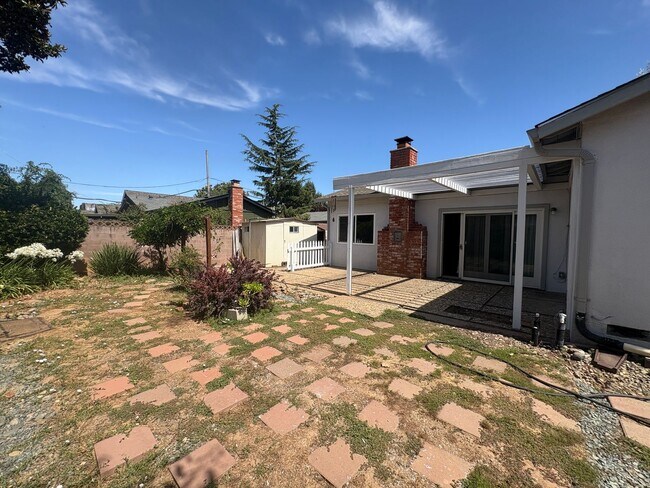 Building Photo - 3046 Notre Dame Dr