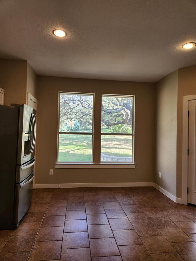 Building Photo - 207 Meadows Ln