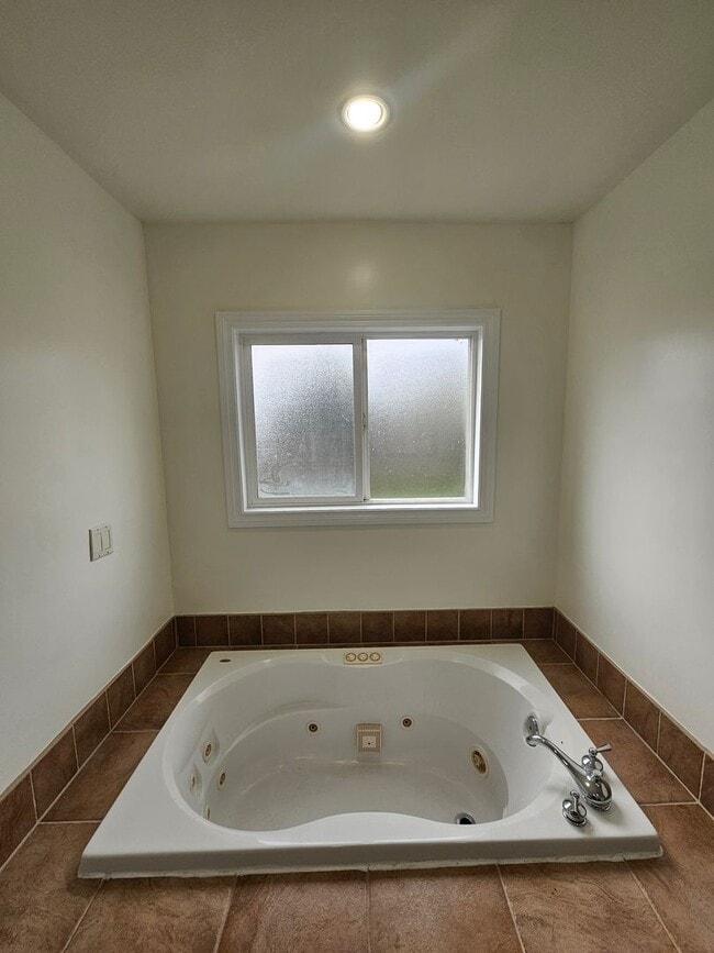 Building Photo - 3-bedroom, 2-bathroom home located in the vibrant city of Long Beach