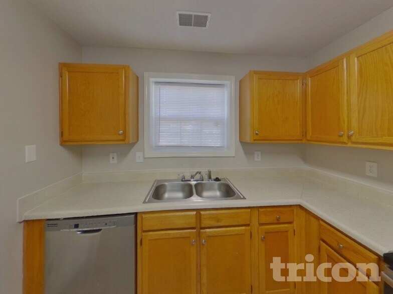 Building Photo - 562 Chisolm Way