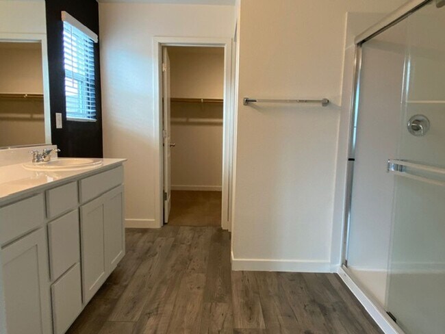 Building Photo - 2023 model home in solar community! Available 4/1