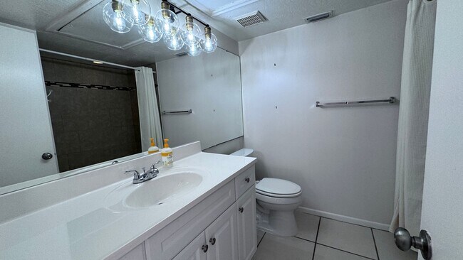 Building Photo - Fully Furnished 1BR/1BA Condo Just 3 Block...