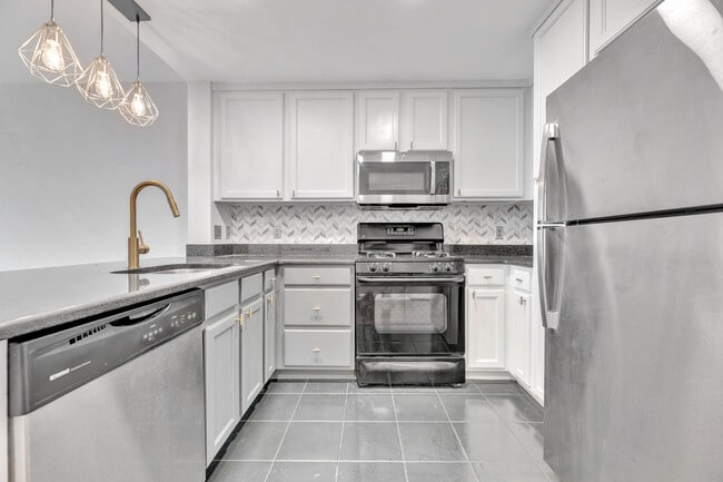 Building Photo - Modern 1-Bed Condo in Prime SW DC