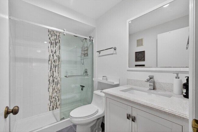 Building Photo - 419 Brackenwood Ln S