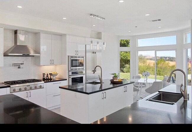 Building Photo - 1274 Sunrise Ridge Dr