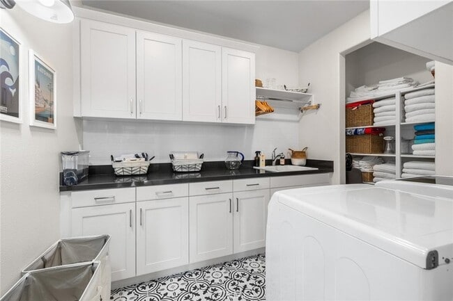 Building Photo - 70 Ray