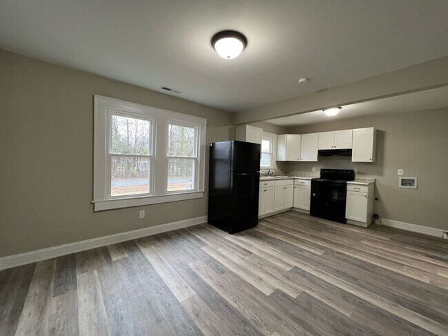 Building Photo - 3 Bedroom 1 Bathroom Home Located In Green...