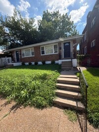 Building Photo - Charming 2-Bedroom First-Floor Apartment with Basement