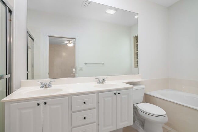 Building Photo - Townhouse in Village Walk of Bonita Springs