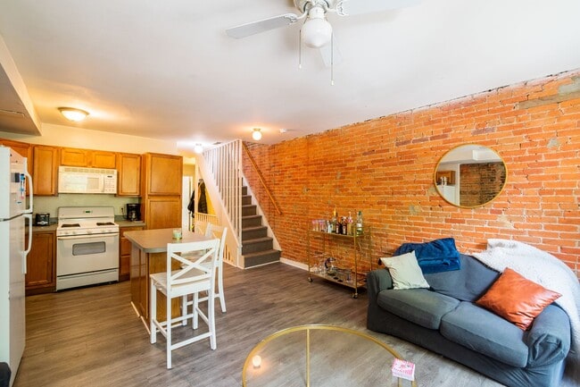 Building Photo - 1713 Christian St