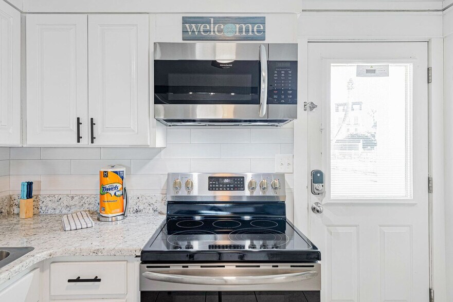 Building Photo - 885 Santa Rosa Blvd