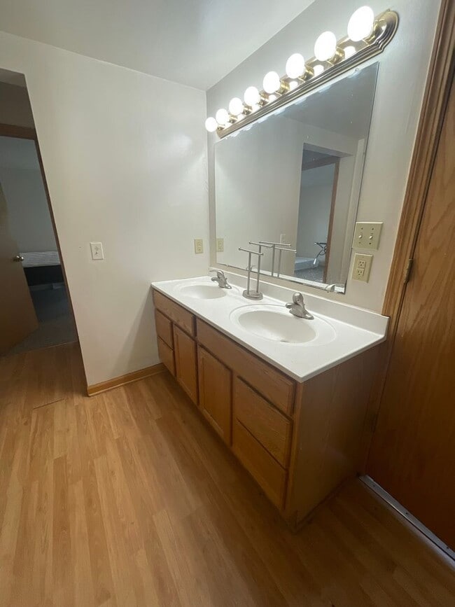 Building Photo - 926 Sylvan Ave