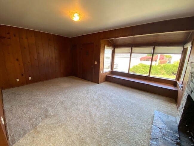 Building Photo - Beach Tract Cottage!