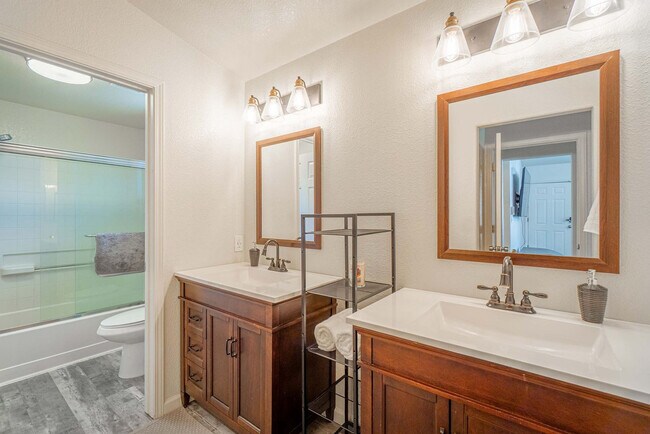Building Photo - 1550 Carousel Ct