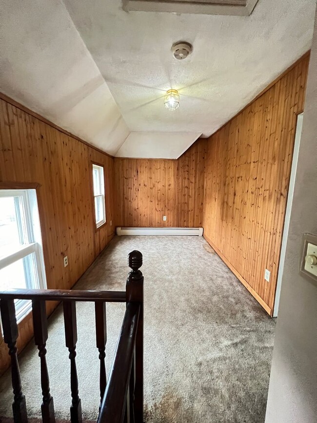 Building Photo - AVAILABLE JUNE - Large 3 Bedroom, 2 Bathro...