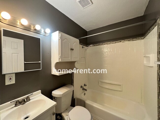 Building Photo - Attractive Lee's Summit Half Duplex w/ Lots of Natural Light and Spacious Bedrooms!