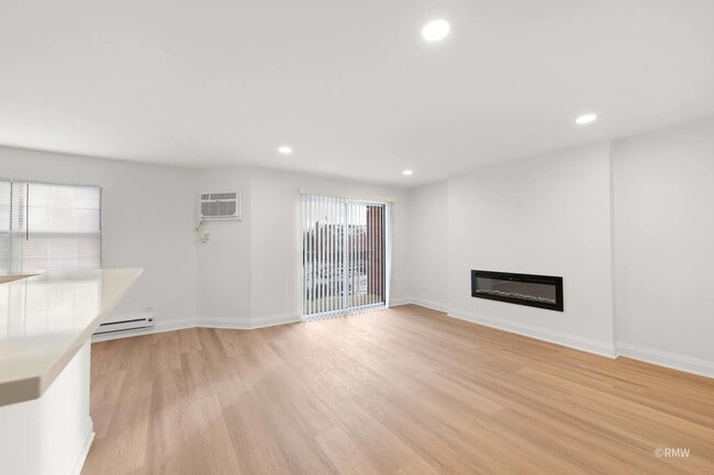 Building Photo - 226 S Rush St