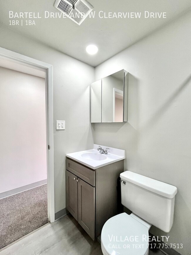 Building Photo - 51 W Clearview Dr