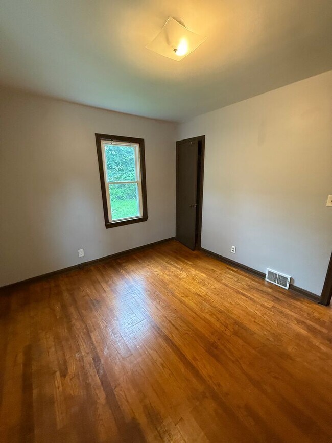 Building Photo - SECTION 8 AND EDEN ACCEPTED!! Newly Renova...