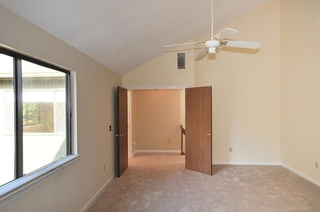 Building Photo - 14 E Bluff Rd