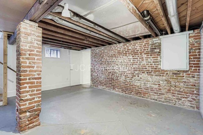 Building Photo - 769 Monroe St