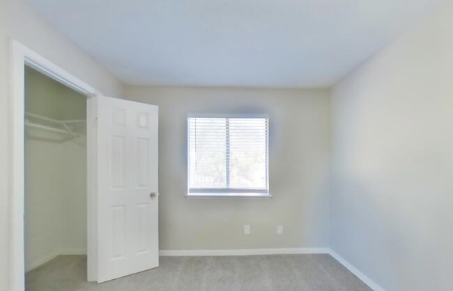 Building Photo - Chic & Comfortable 3-Bedroom Property Ready to Move In