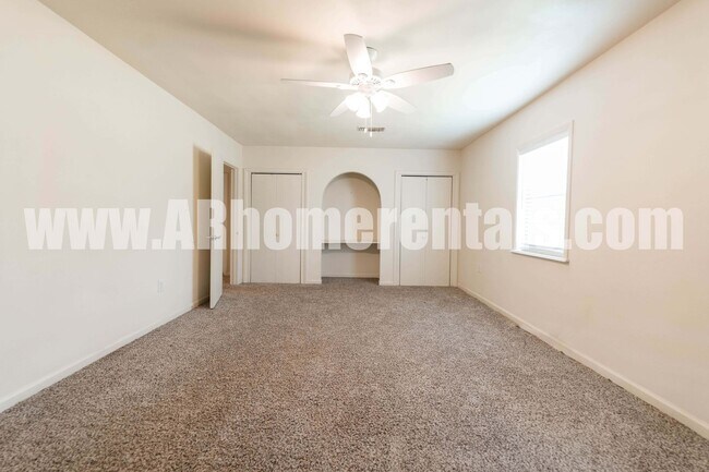 Building Photo - 117 Post Oak Dr