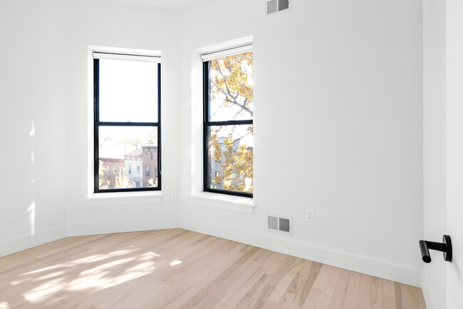 Building Photo - Common Owens (Furnished Rooms)