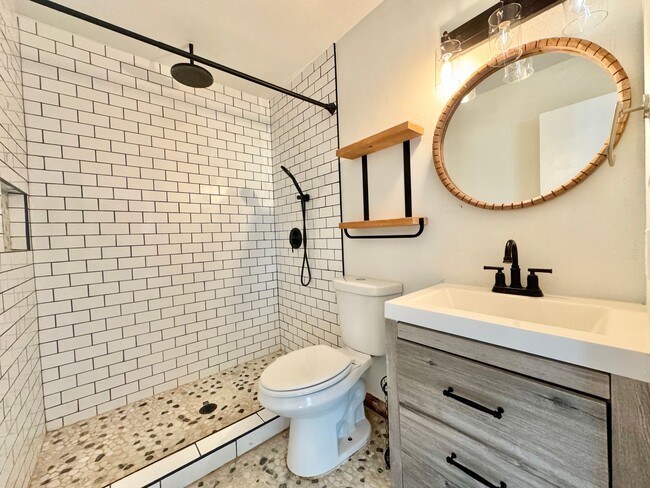 Building Photo - Beautifully Remodeled 2Bd/1BaCondo With Co...