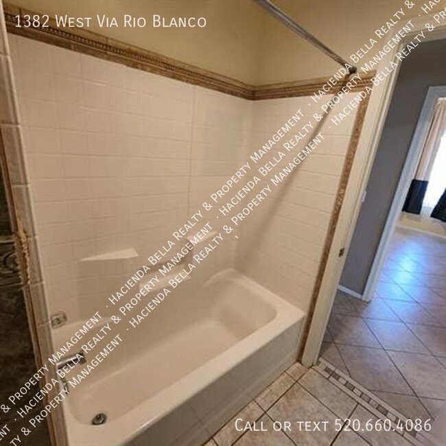 Building Photo - 1382 W Via Rio Blanco