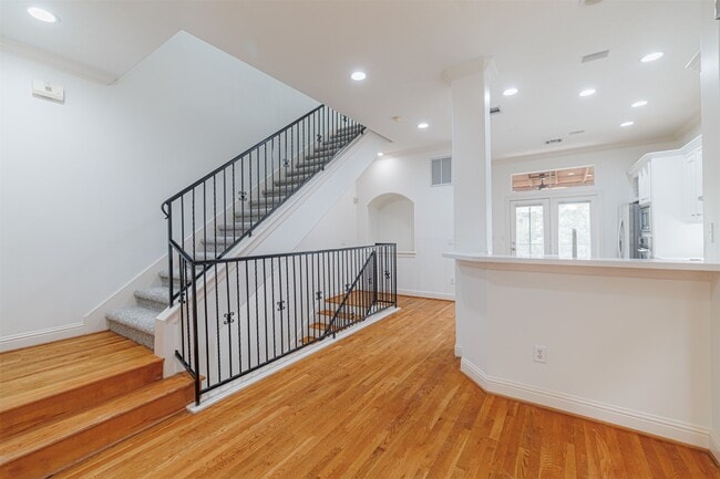 Building Photo - 702 Asbury St