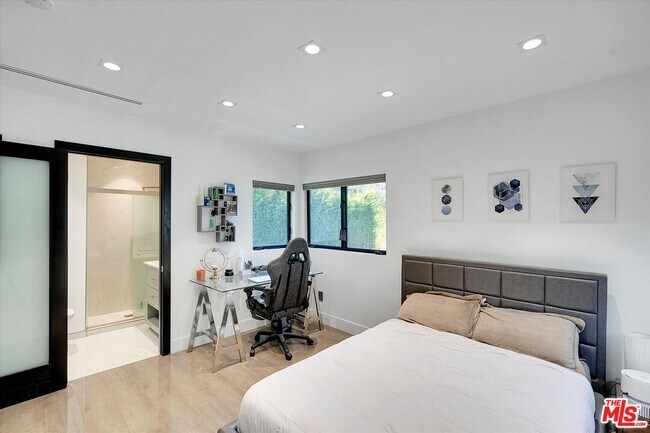 Building Photo - 11364 Sunset Blvd