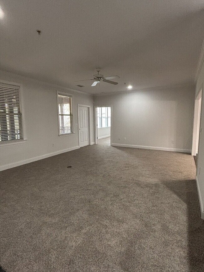 Building Photo - 5565 Colonial Chatsworth Cir