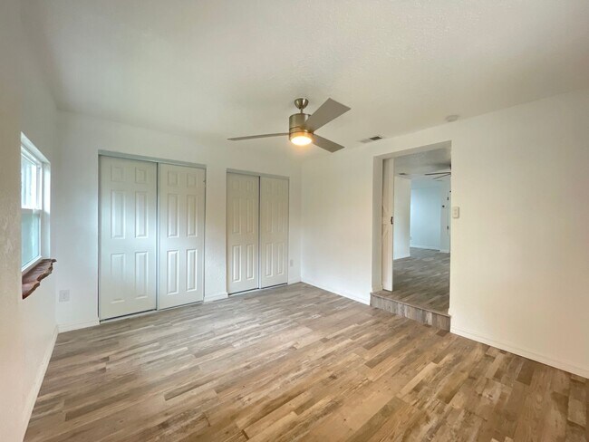 Building Photo - Beautifully Renovated 2/1 Duplex in Lake H...