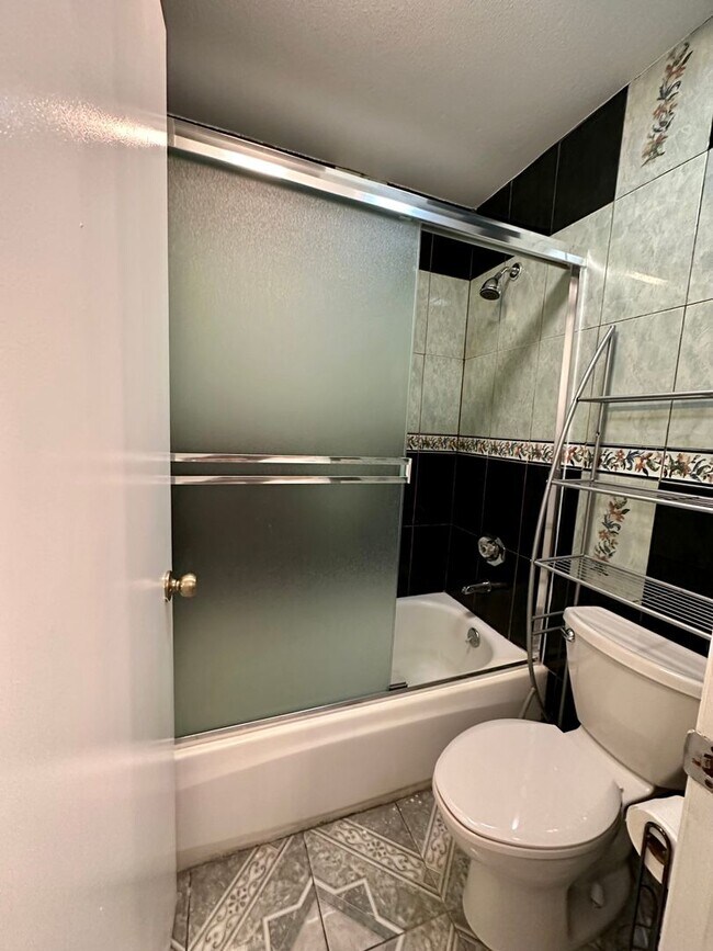 Building Photo - Spacious 2 Bed 2 Bathroom!!