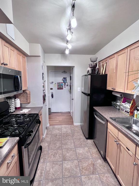 Building Photo - 600 Roosevelt Blvd