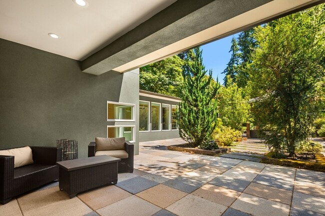 Building Photo - Exquisite Kirkland Estate - Lake Front Views