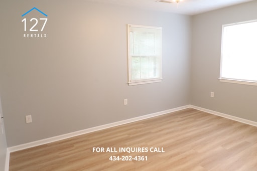 Building Photo - 2 Bedroom in Forest!