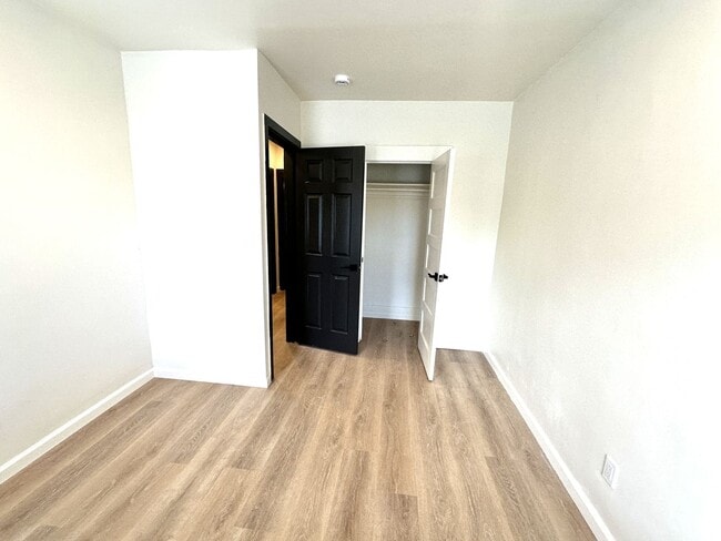 Building Photo - 5 Bed/2 Full Baths W/Washer&Dryer Hook Ups!