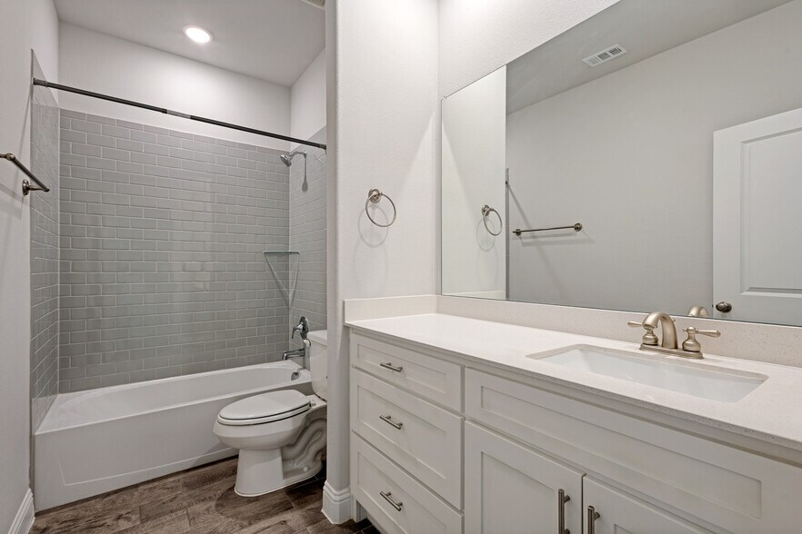 Building Photo - 724 Amenduni Ln