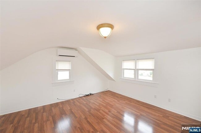 Building Photo - 3-11 Lyons Avenue Unit 1X