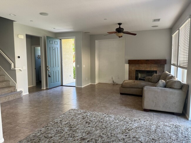 Building Photo - 3 bed, 2 1/2 bath townhome in Moorpark
