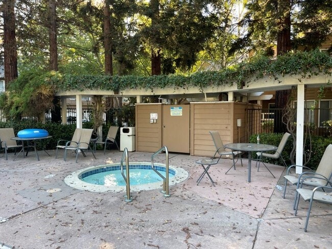 Building Photo - 2546 Alveswood Cir