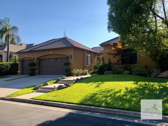 Building Photo - Spacious Four Bedroom Home in Clovis North...