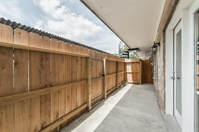 Building Photo - 1811 Stoney Brook Dr