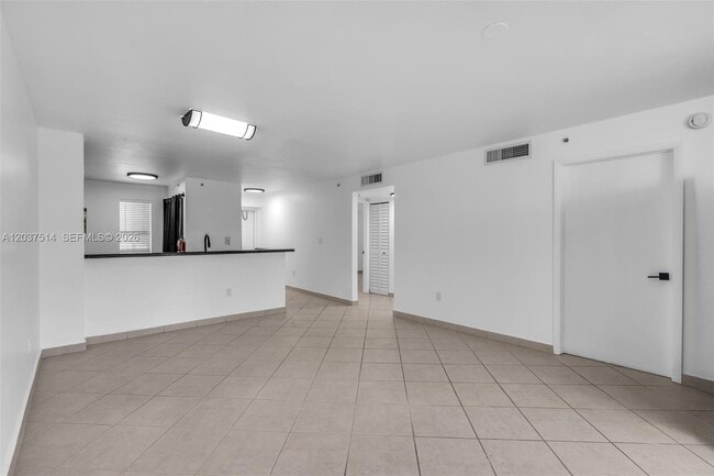 Building Photo - 1401 Bay Rd