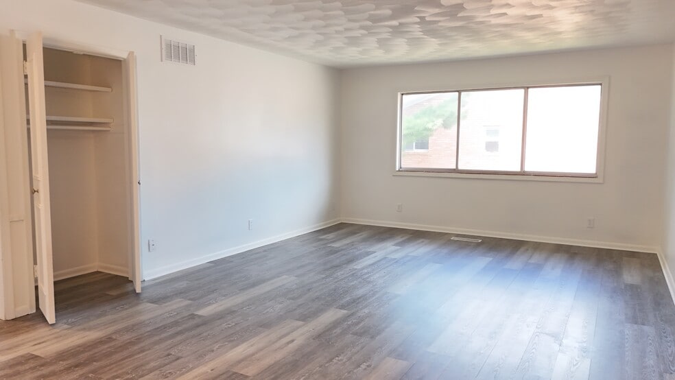 Building Photo - Creekwood Apartments