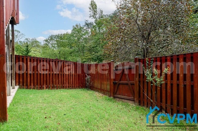 Building Photo - 2668 Streamview Dr