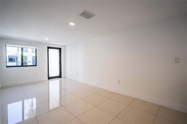 Building Photo - 1985 Bay Dr